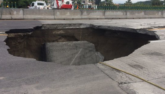 Cambiar una alcantarilla habría evitado el socavón en Paso Express Cambiar una alcantarilla habría evitado el socavón en Paso Express