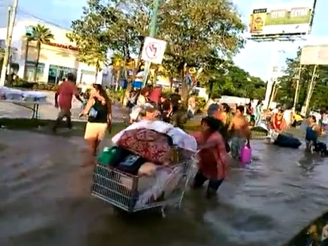 Saqueadores en Punta Diamante, Acapulco (Ver Video)