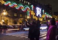 Zócalo muestra luces de fiestas patrias