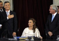 Bastón de mando y banda presidencial a Macri