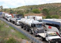 Siguen normalistas reteniendo  vehículos en Michoacán